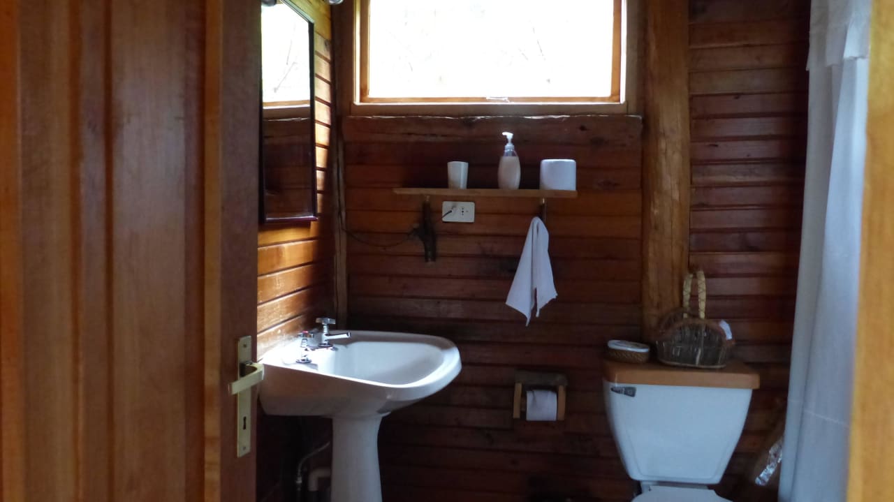 Badezimmer mit Wanne Hotel Mallin Colorado Ecolodge
