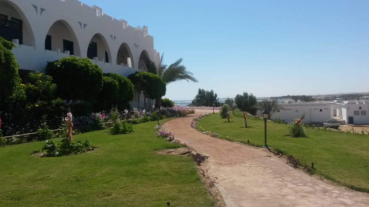 Der Weg vom kleinen Pool zum Strand Three Corners Equinox Beach Resort