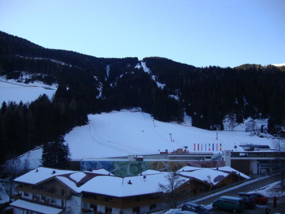 Ausblick am frühen Morgen auf das Dorf/Skigebiet. Berghotel Ratschings