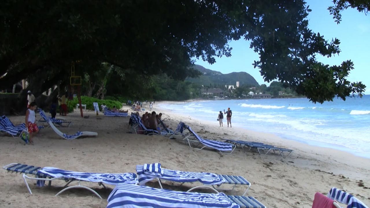 Liegen am Hotelstrand Berjaya Beau Vallon Bay Resort & Casino