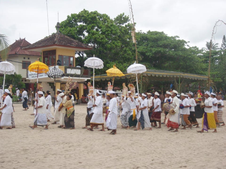 Zeremonie am Strand Bali Dynasty Resort