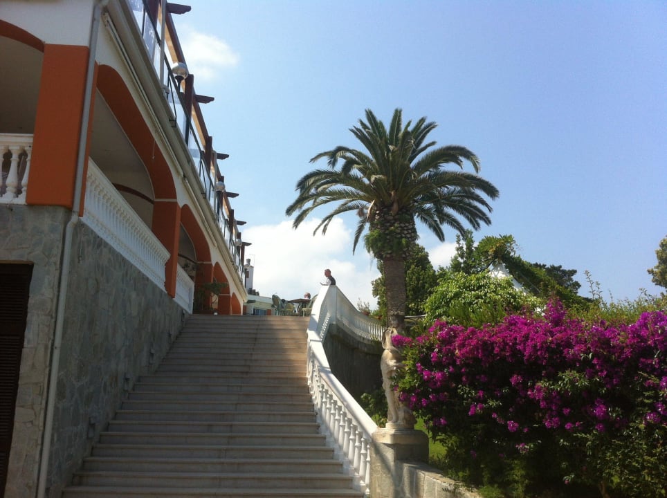 Treppe zum Restaurant und Pool Aldiana Club Rocca Nettuno Calabria