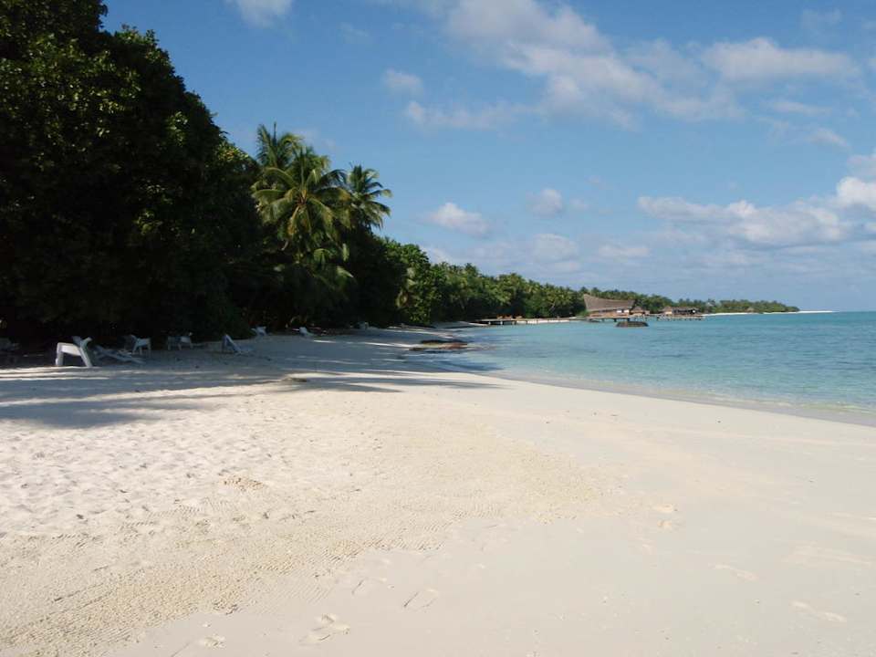 Der Blick über den Strand Richtung Tauchschule Kuramathi Maldives
