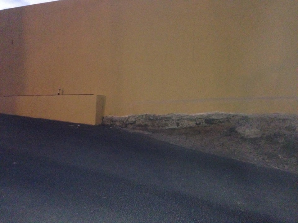 Starke Risse in Hotelmauer Club Hotel Drago Park