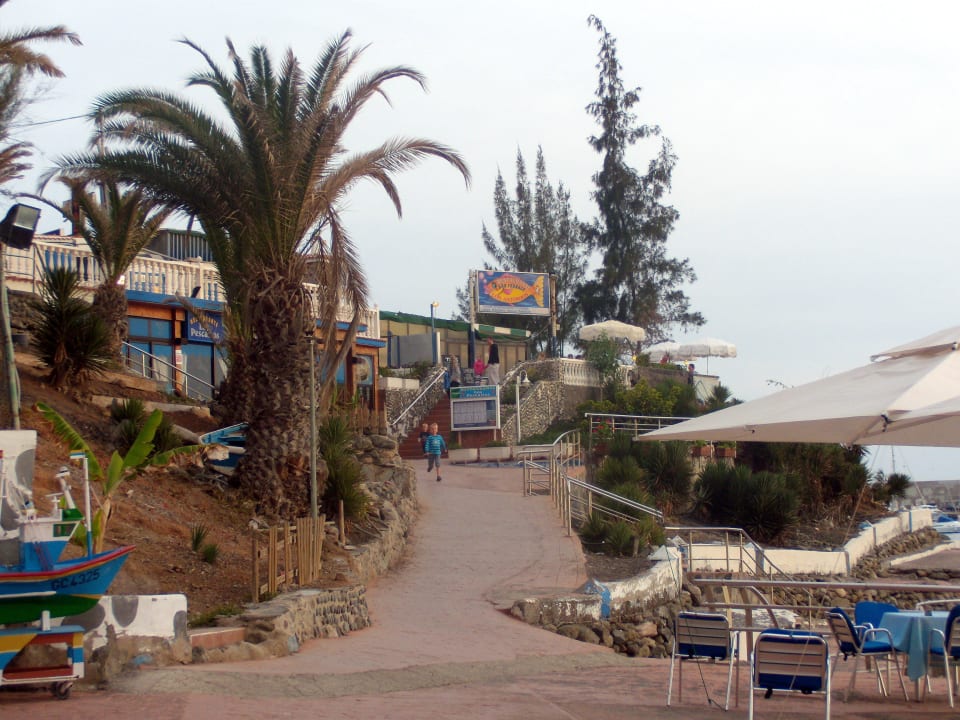 Die Strandpromenade vom Hotel zum Hafen Bull Dorado Beach & Spa