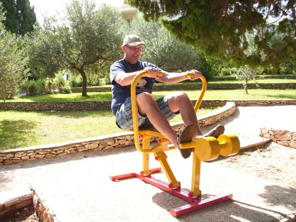 &quot;Lustige Fitnessgeräte im Garten&quot; Waterman Svpetrvs Resort