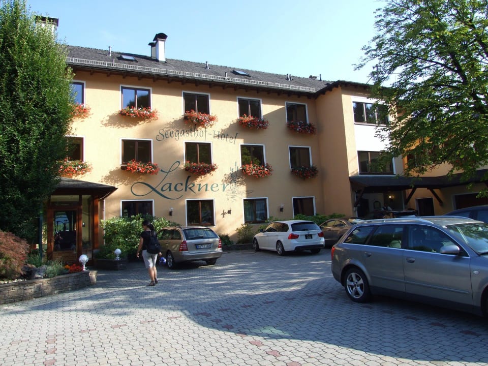 Vorderfront mit Parkplatz Seehotel Lackner