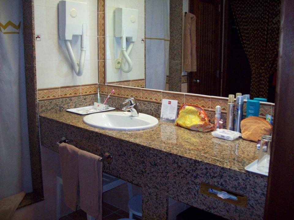 Badezimmer in einem Standard-Doppelzimmer Hotel Riu Funana