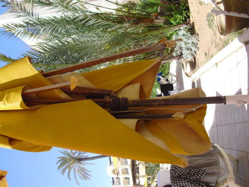 Kaputte Sonnenschirme Hotel Eden Star