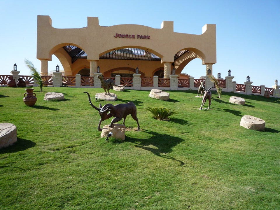 Blick auf den Eingang zum Hotel Pickalbatros Jungle Aqua Park Resort - Neverland Hurghada