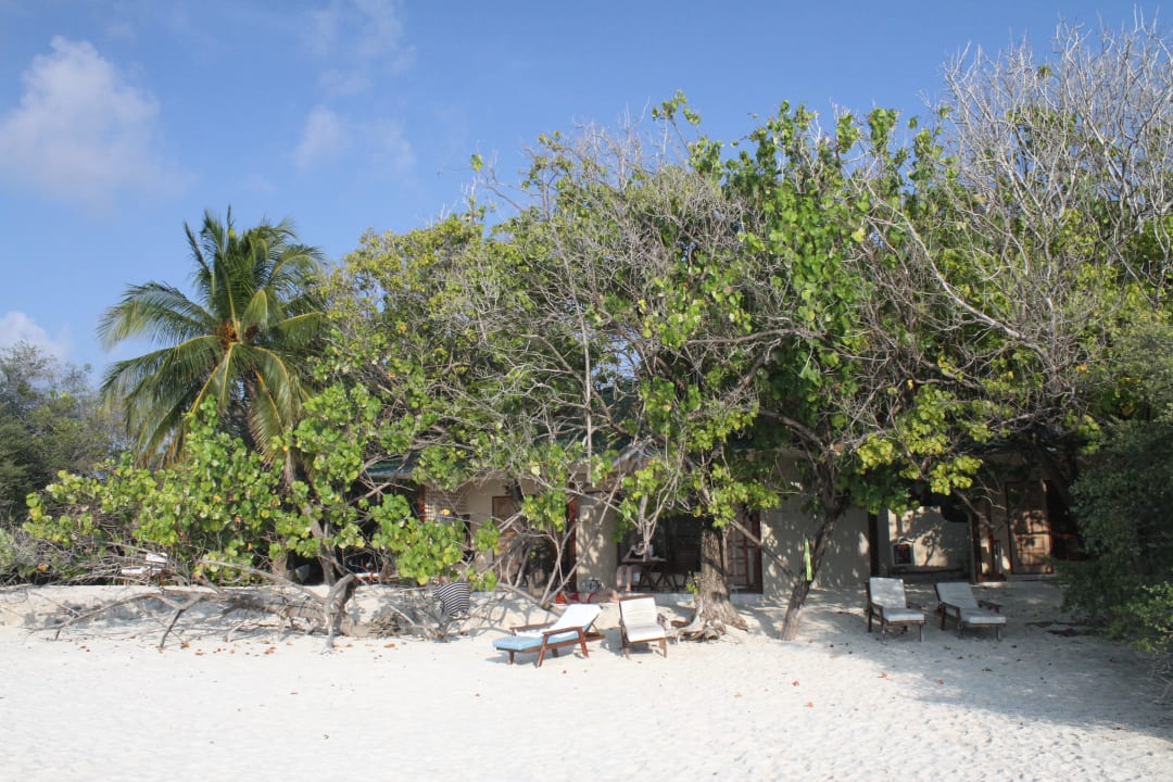 Eigene Liegestühle vor dem Bungalow Eriyadu Island Resort