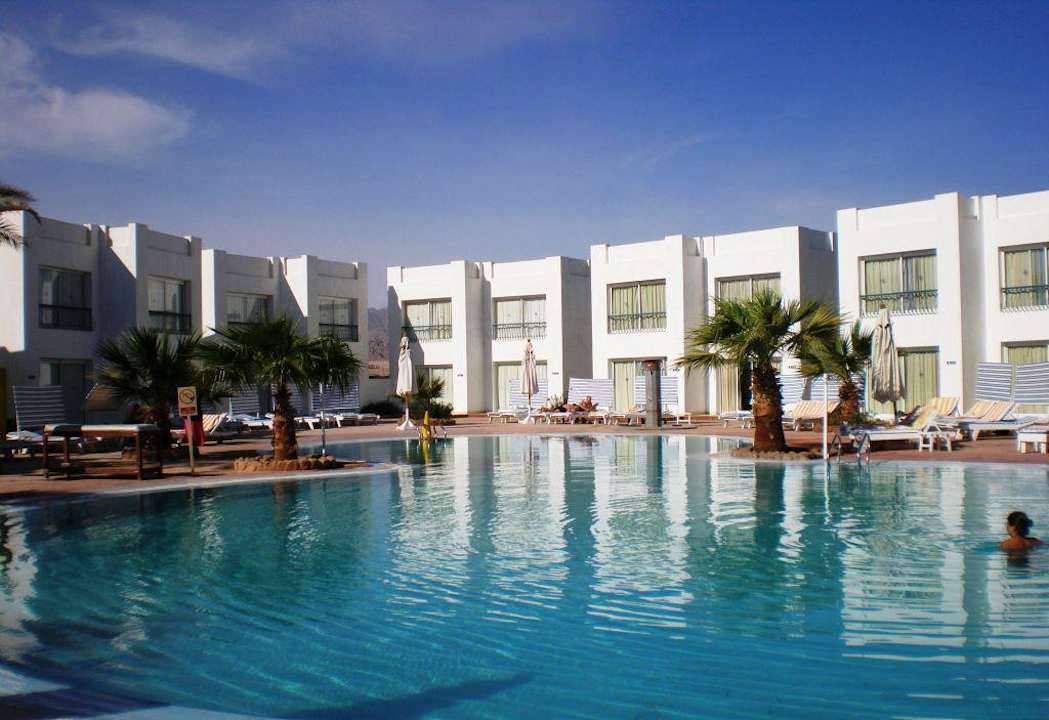 Widok na mniejszy basen Hotel Amarante Garden Palms Resort