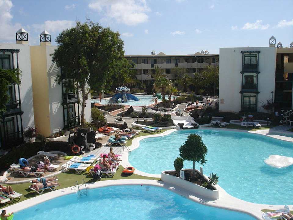 Blick auf einen Teil der Poolanlage Hotel El Trebol