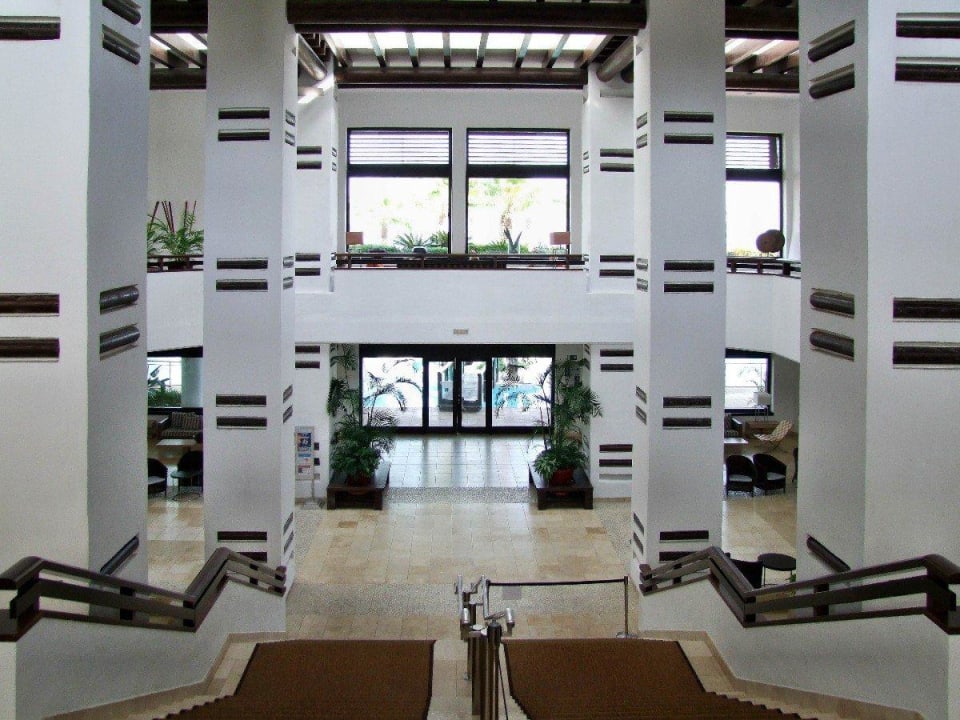 Die Empfangshalle vom Hotel H10 Estepona Palace