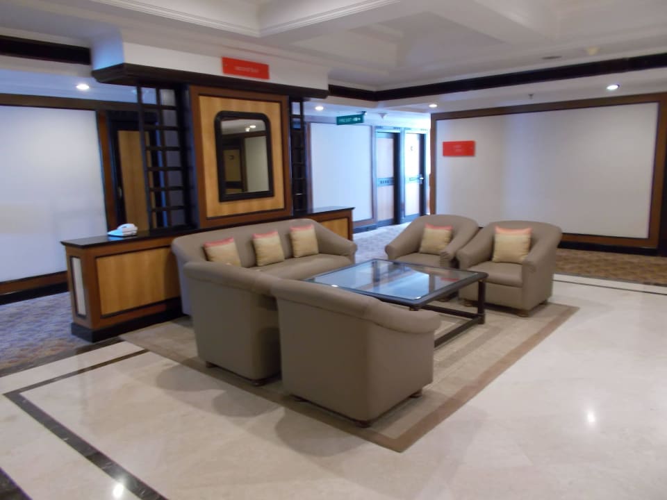 Sitzmöglichkeiten in der Lobby The Gateway Hotel Marine Drive Ernakulam