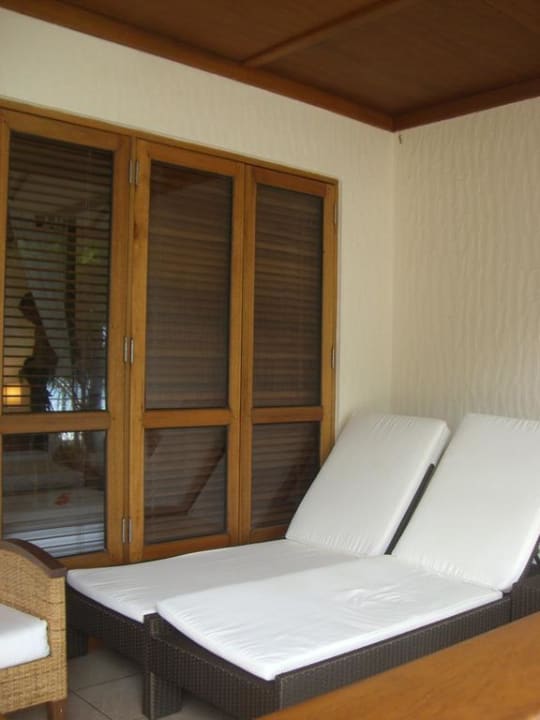 Sehr bequeme Liegen auf der Veranda Kuramathi Maldives