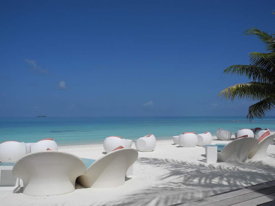 Strand (Nähe vorderer Pool) Meeru Maldives Resort Island
