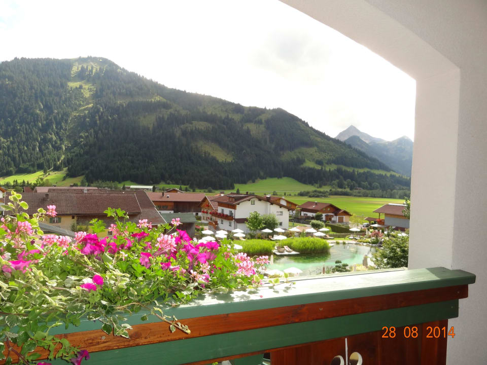 Der schönste Garten mit Schwimmteich Wellnesshotel Engel
