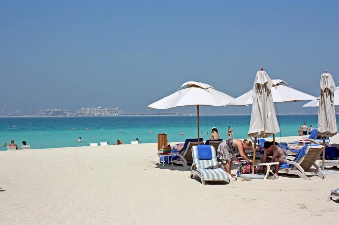 Sauberer großzügiger Hotelstrand Hilton Dubai Jumeirah