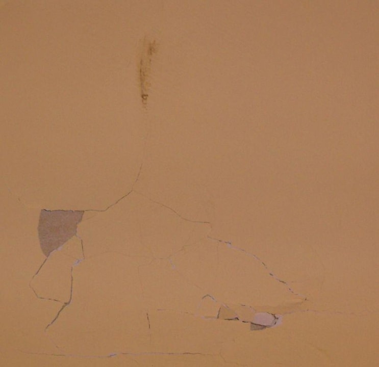 Bröckelnder Putz im Zimmer db San Antonio Hotel + Spa