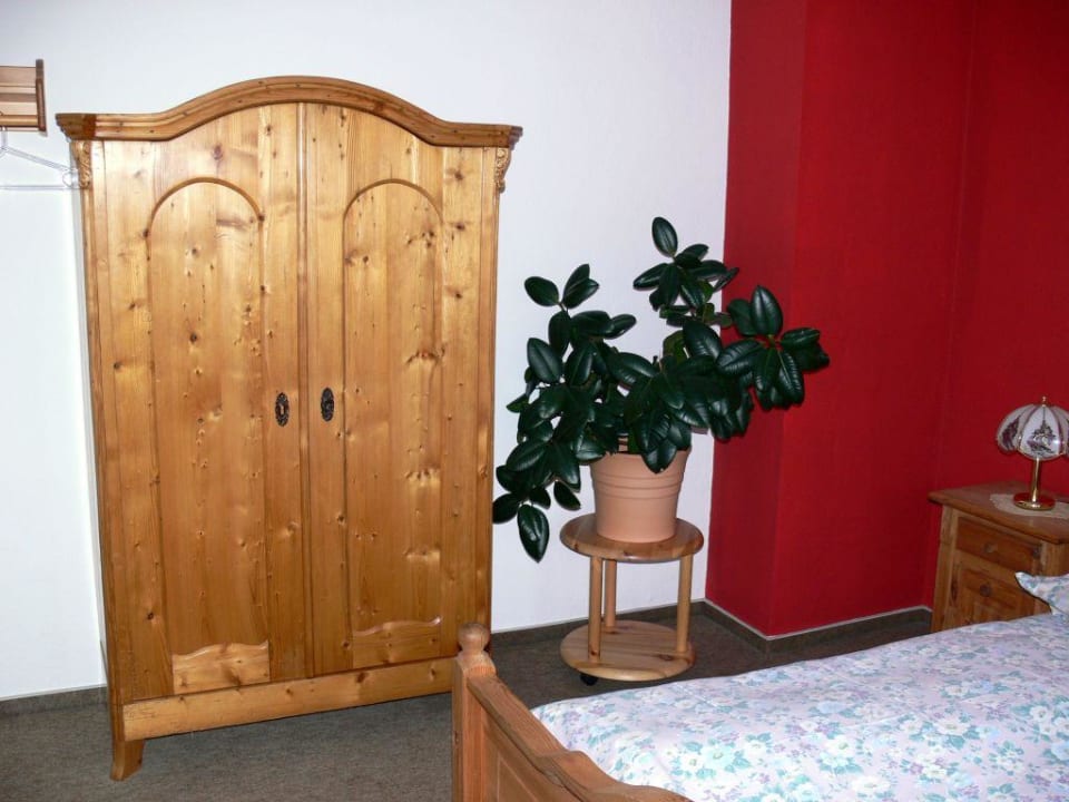 Schlafzimmer mit rustikalem Kleiderschrank Pension Sonnenblick