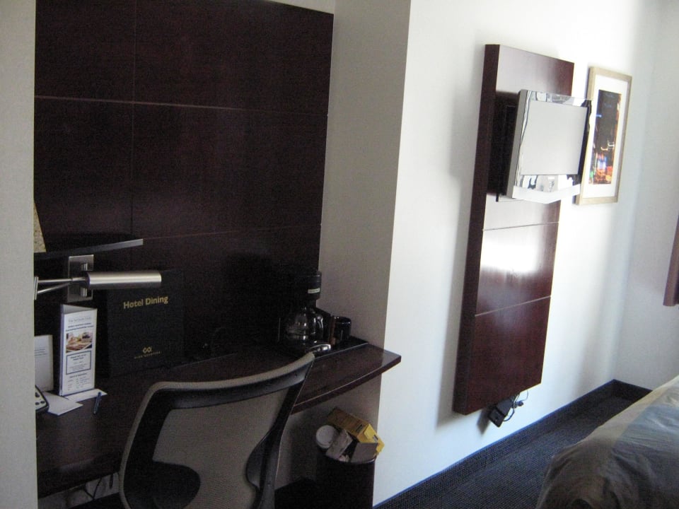 Schreibtisch und Fernseher Manhattan Centre Hotel