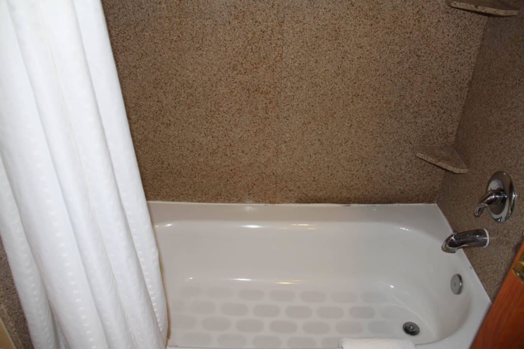 Bathroom Holiday Inn Express & Suites Carson