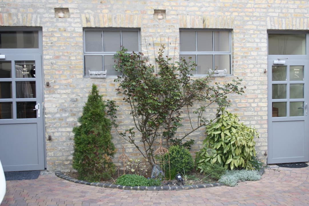 Innenhof mit Blick auf einige Zimmerzugänge Hotel Kleine Residenz am Schloss