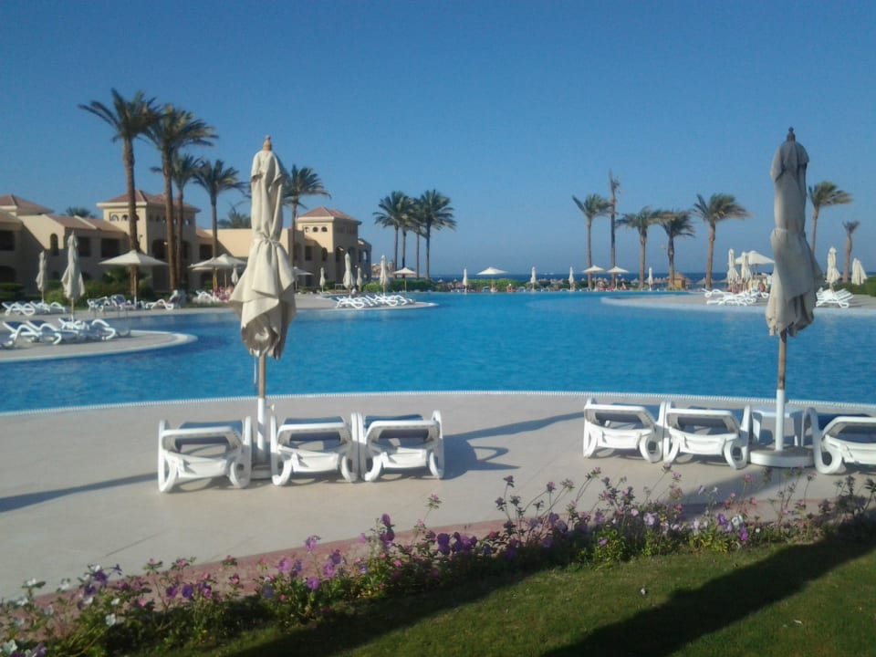 Einer der Pools mit Blick aufs Meer Cleopatra Luxury Resort Makadi Bay