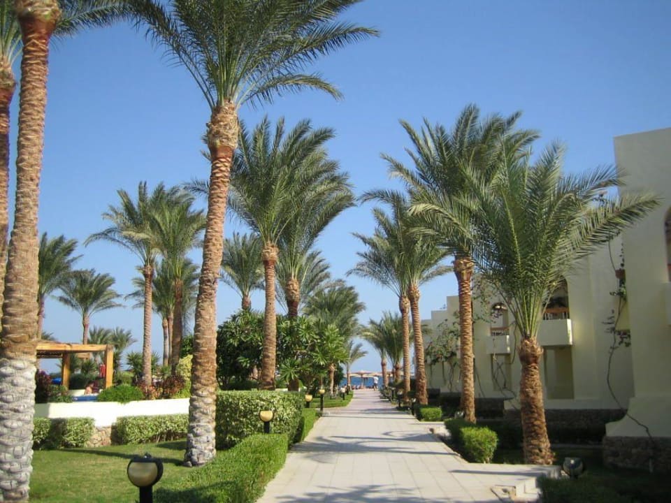 Weg durch die Hotelanlage Palm Beach Resort