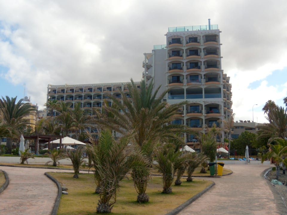 Blick auf die Hotelrückseite vom Meer aus Bull Dorado Beach & Spa