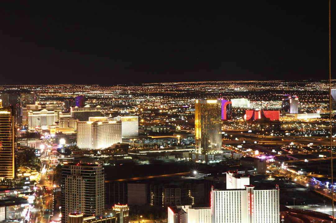 The Strip bei Nacht The STRAT Hotel, Casino and SkyPod