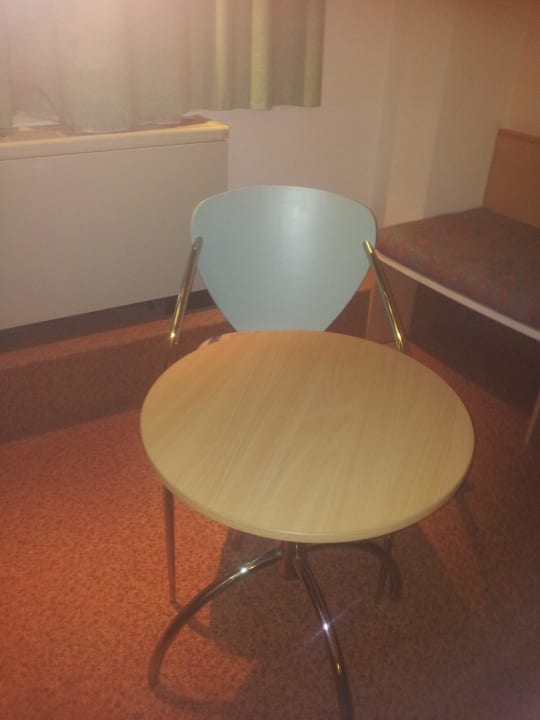 Stuhl mit Tisch ibis Bucuresti Gara de Nord