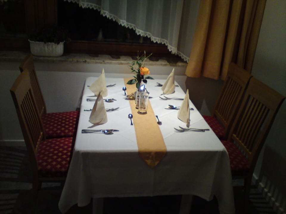 Gedeckter Tisch dasKAISER - Dein Gartenhotel