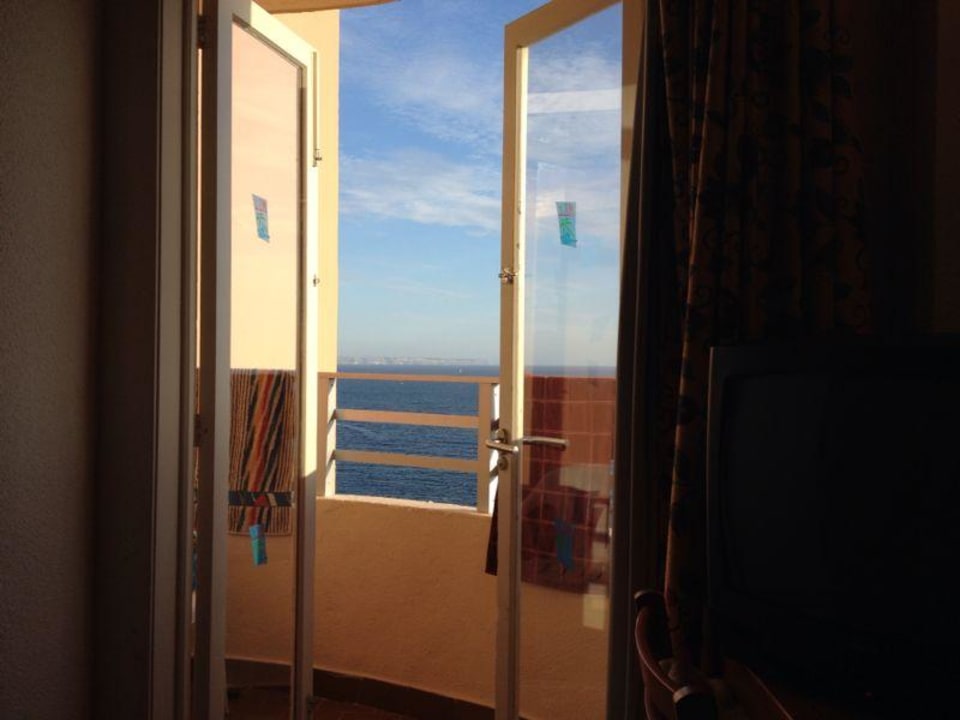 Blick vom Bett aus Zimmer 432 MLL Blue Bay Hotel