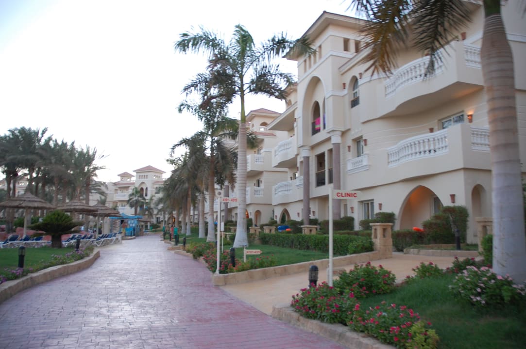 Od strony basenu Hotel Tropicana Azure Club