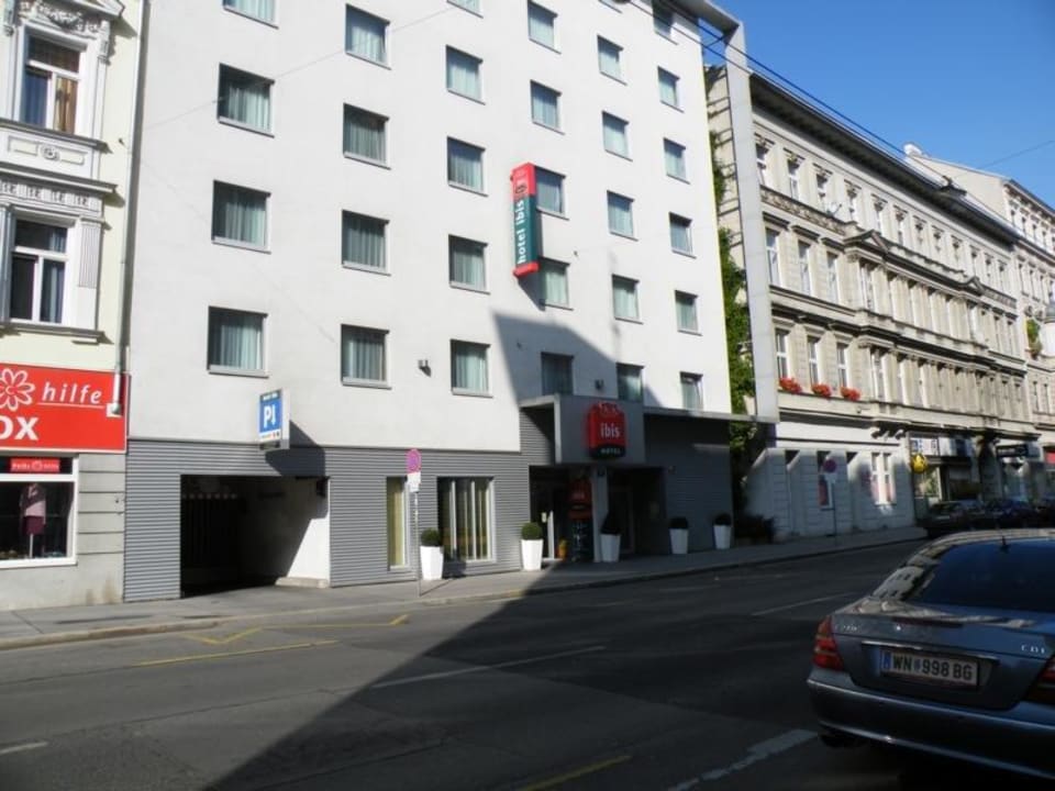 Vorderansicht mit Einfahrt in die Tiefgarage ibis Wien City