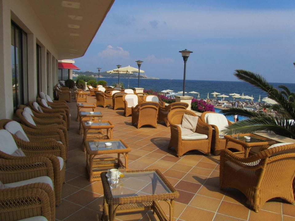 Sitzgruppe mit Blick auf das Meer Grupotel Aguait Resort & Spa - Adults only