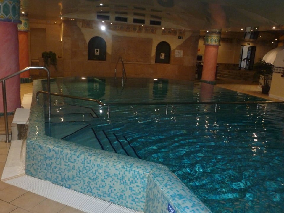 Verschiedene Schwimmbecken, ca. 28 - 30 Grad. Bull Eugenia Victoria & Spa