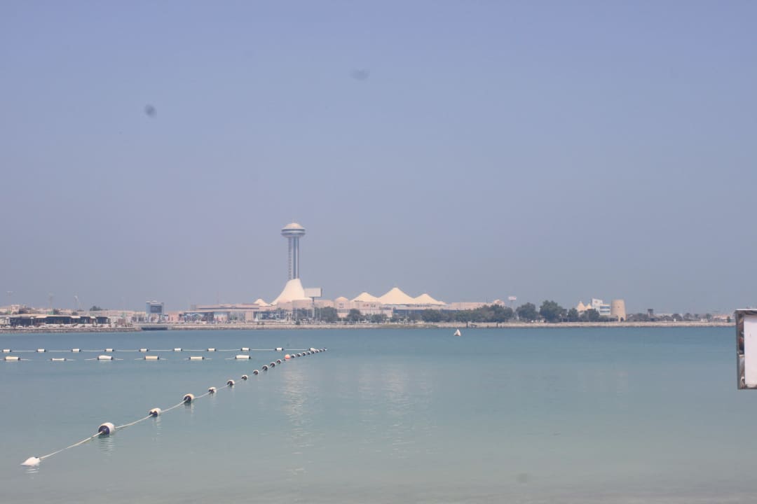 Blick vom Strand zur Marina Mall Radisson Blu Hotel & Resort Abu Dhabi Corniche