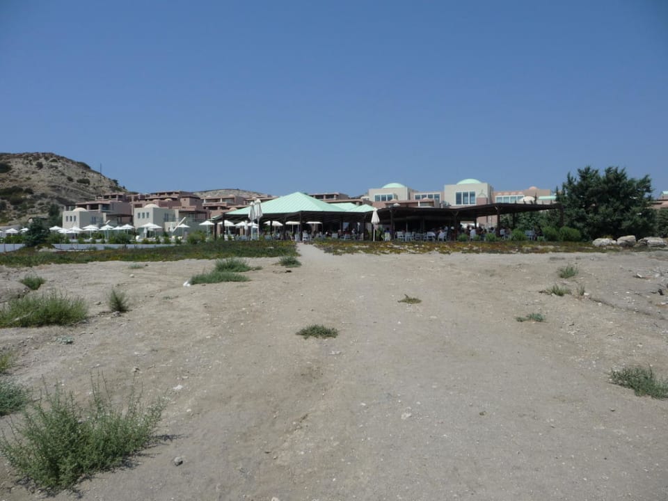 Blick vom Strand zum Hotel Atlantica Belvedere Resort