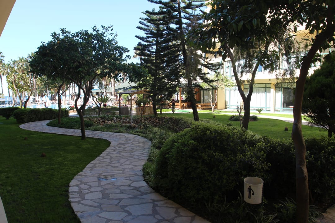 Weg von der Lobby zum Pool Hotel Meryan