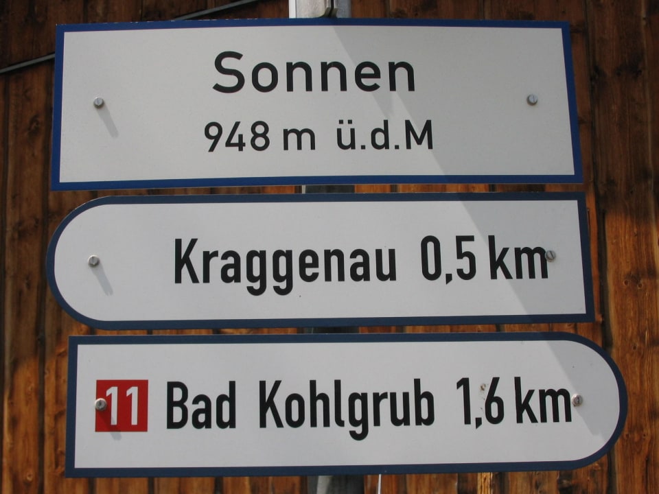 Ortsangabe mit Wegweiser Kur- und Vitalhotel Sonnen