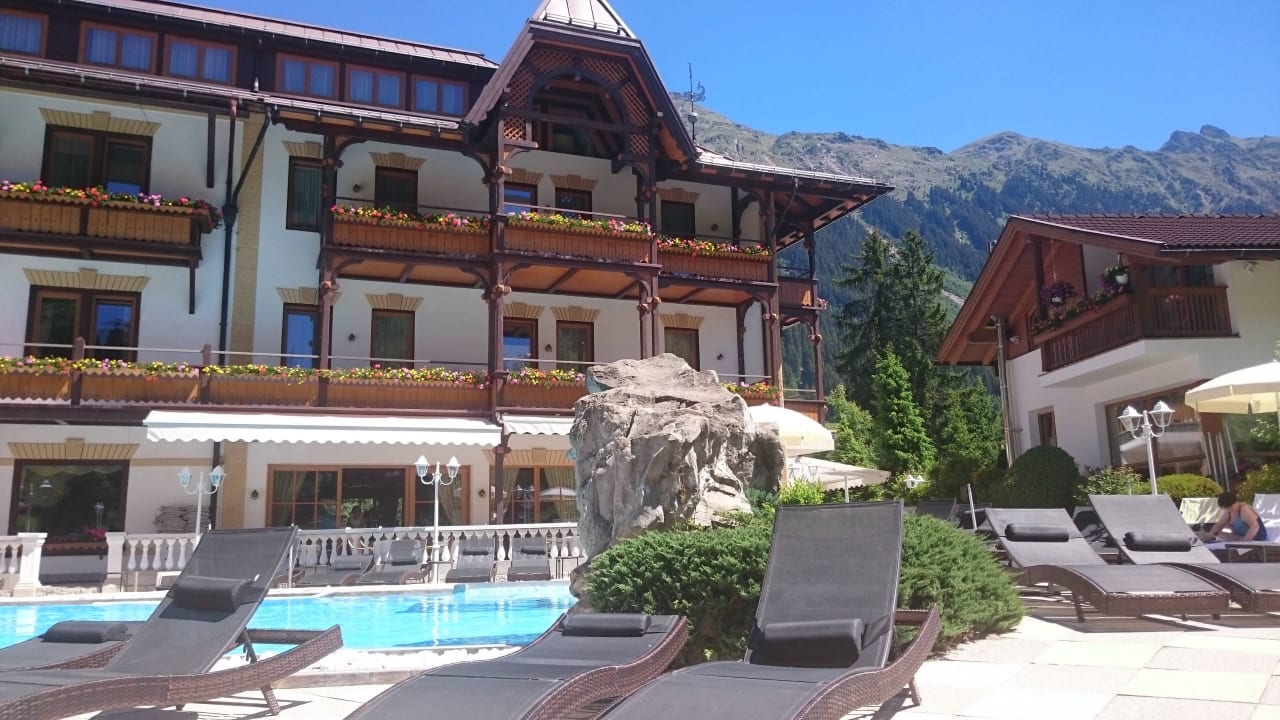 Rückfront des Hotels mit Pool Sonklarhof