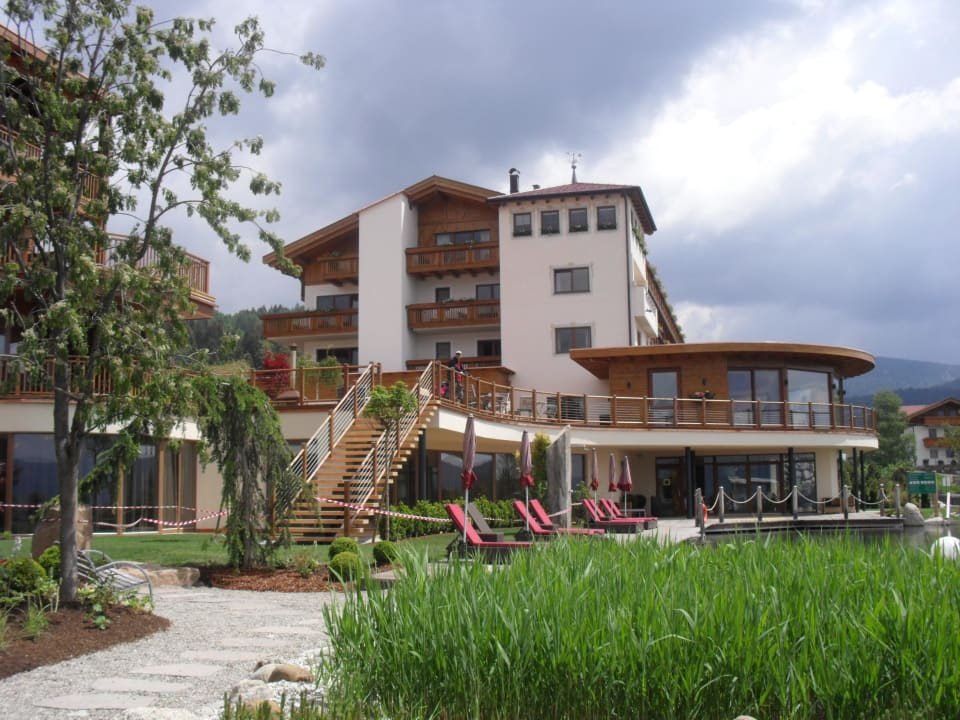 Blick auf Hotel mit Panoramrestaurant Hotel Chalet Mirabell