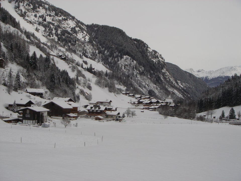 Blick vom Zimmer Richtung Dorf Spa Hotel Zedern Klang