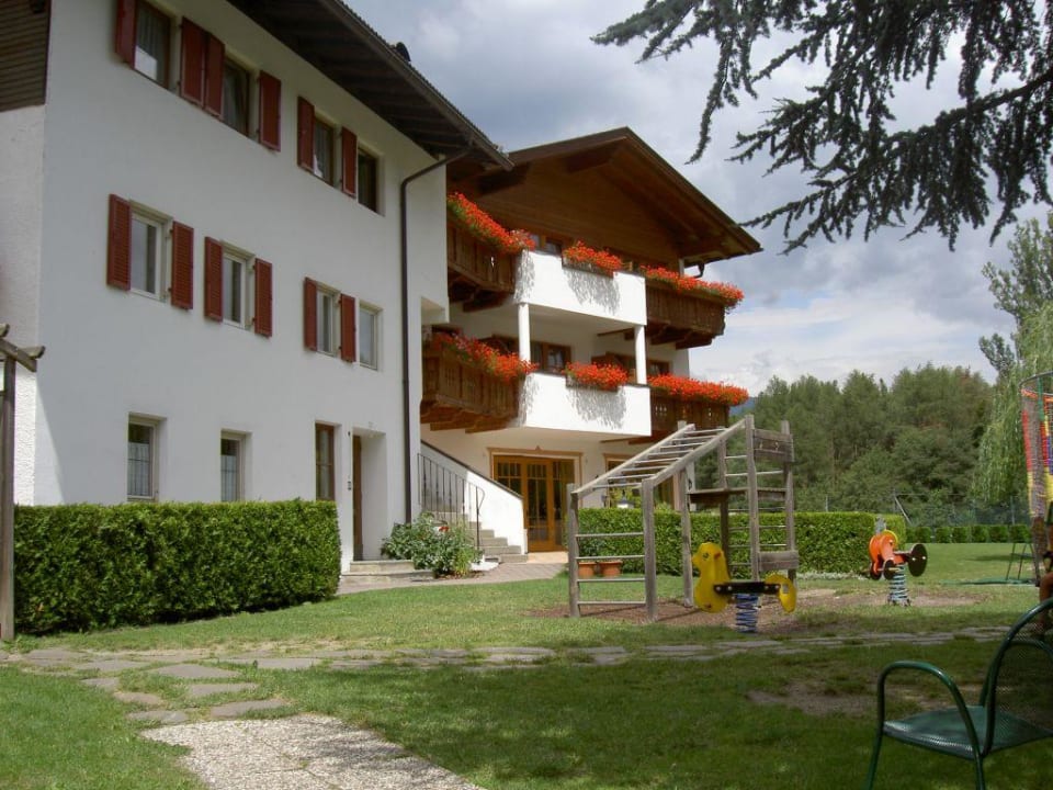 Spielplatz und Hinteransicht Hotel Flötscherhof