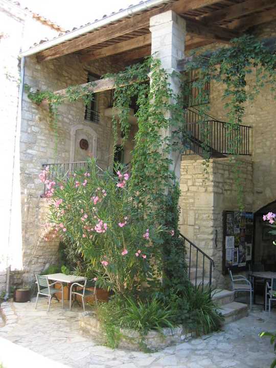 Treppenaufgang zu den Zimmern Hotel La Magnanerie De Bernas