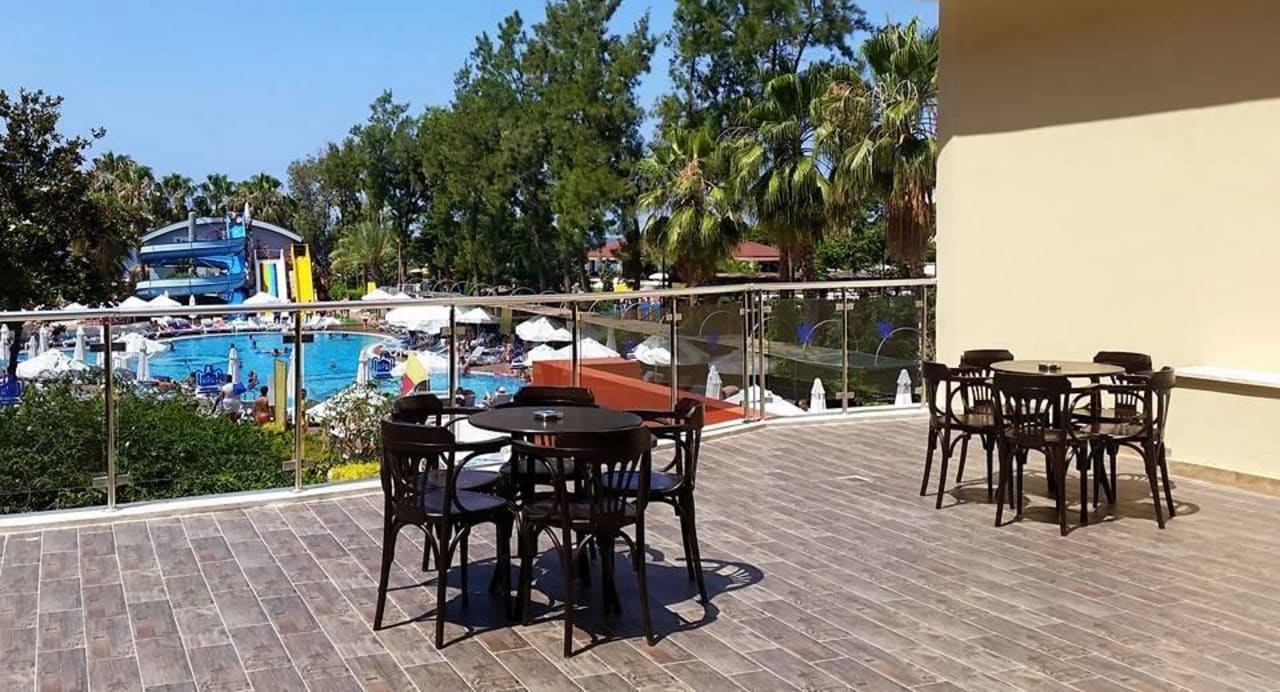 Taras w Lobby Holiday Park Resort