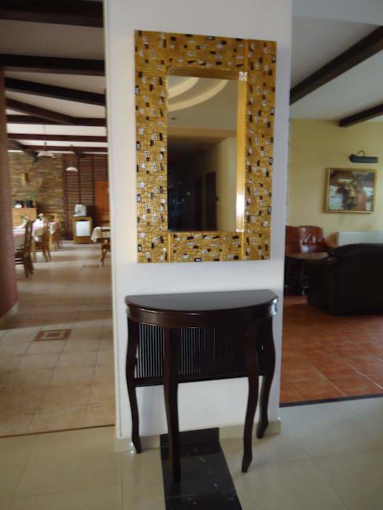 Po lewej stołówka po prawej sala kominkowa Dwór Nałęczowski Vitaligs SPA